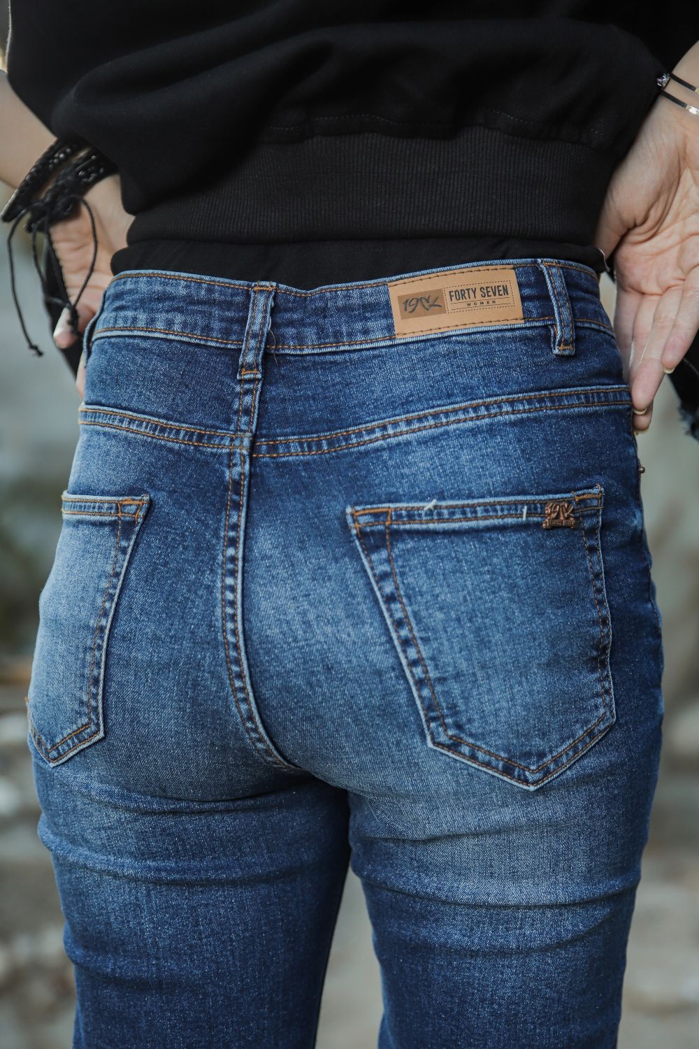 Women's Slim Fit Jeans in Mid Blue