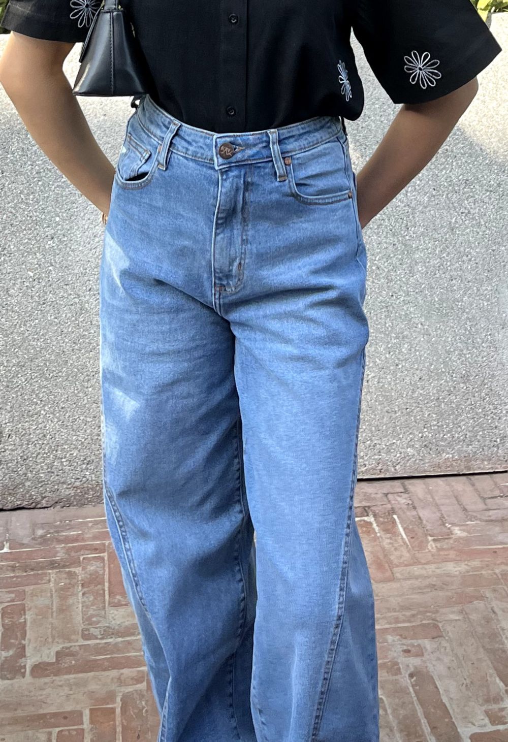 Loose-Fit Women's Skater Jeans in Blue with Front Pleats Detail 
