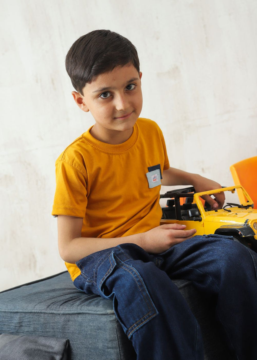 Boys' regular fit mustard crew neck T-shirt with short sleeves