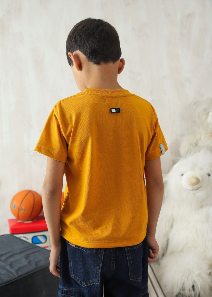Boys' regular fit mustard crew neck T-shirt with short sleeves