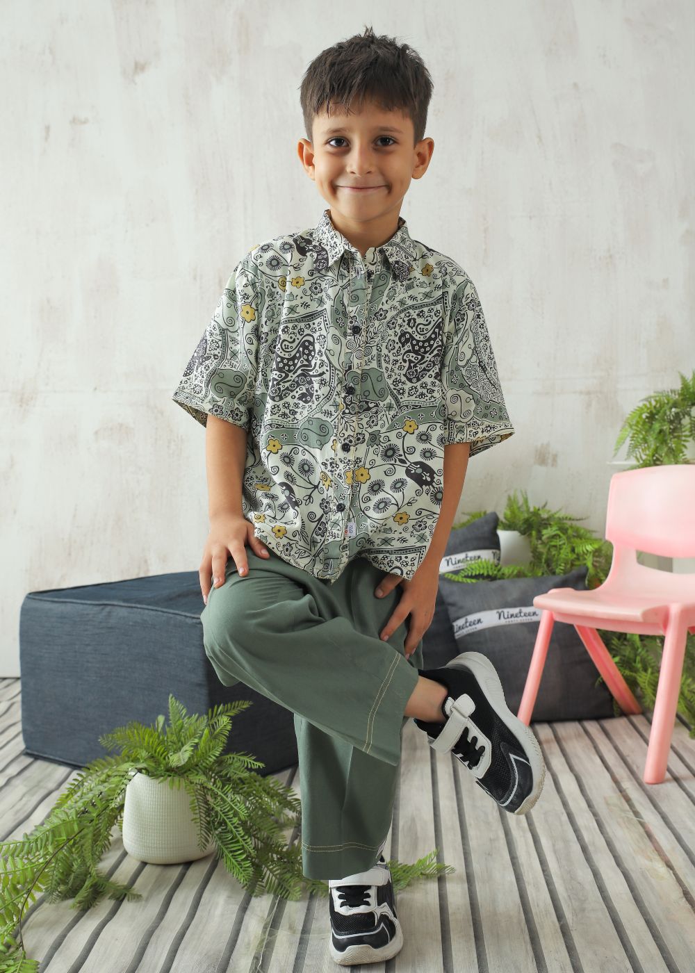 Boys' regular fit olive printed shirt with button-down front