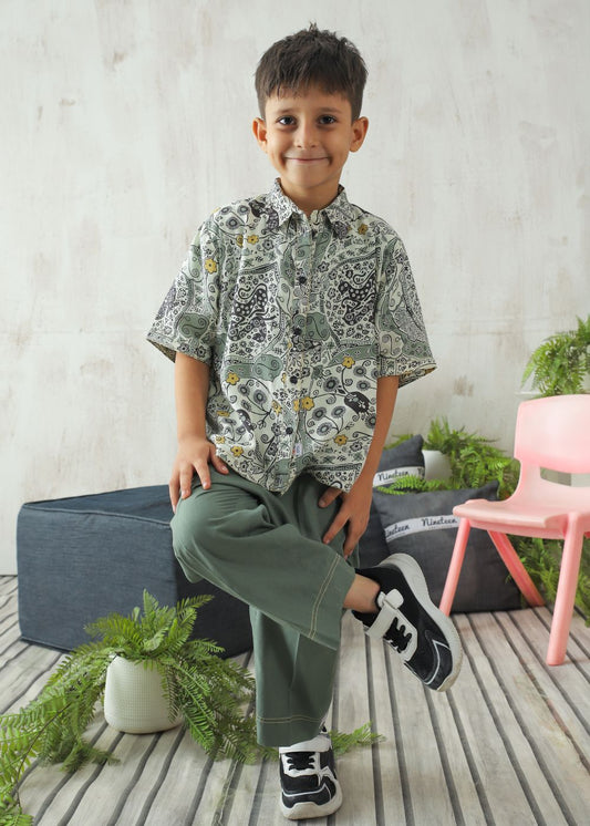 Boys' regular fit olive printed shirt with button-down front