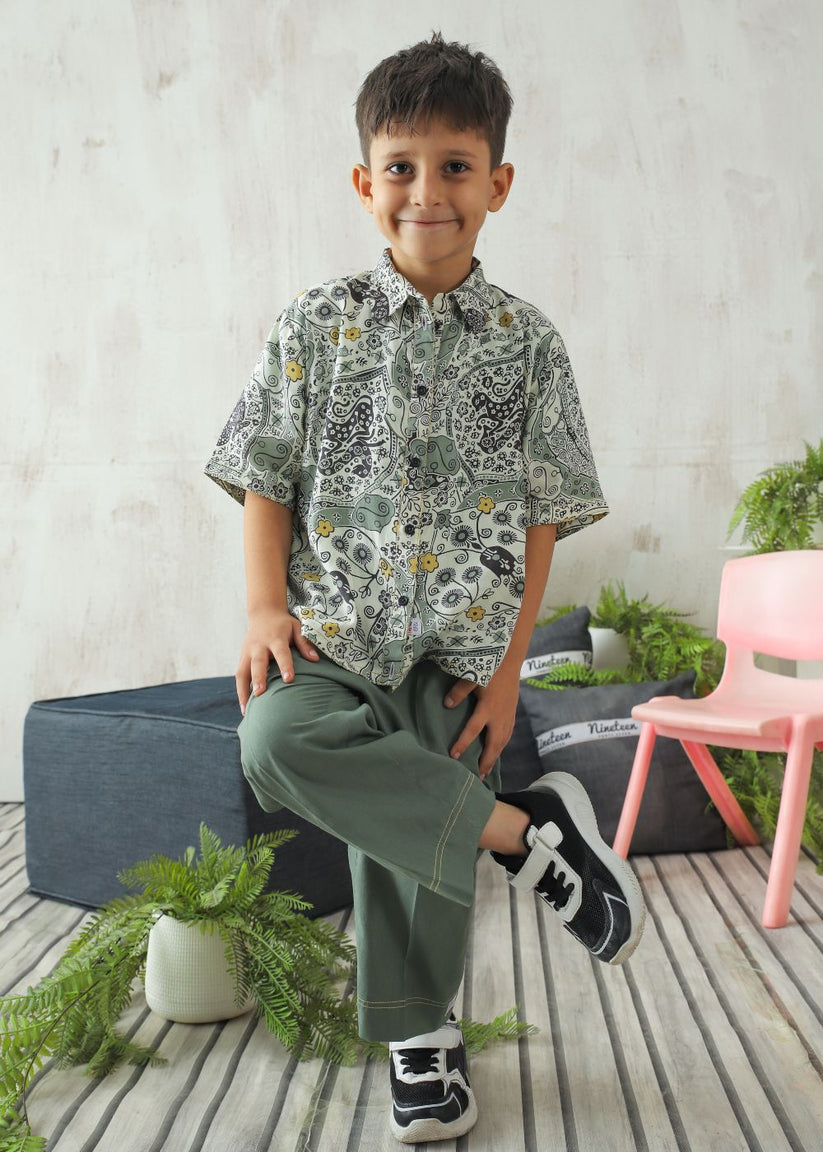 Boys' regular fit olive printed shirt with button-down front