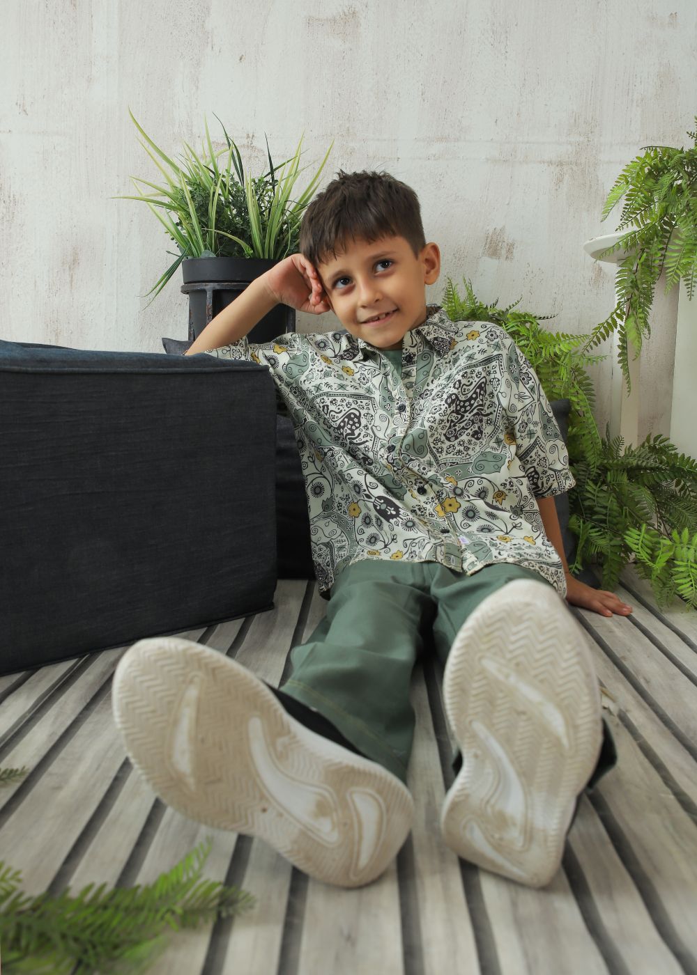 Boys' regular fit olive printed shirt with button-down front