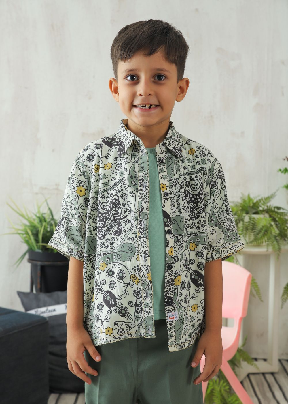 Boys' regular fit olive printed shirt with button-down front