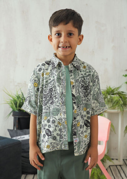 Boys' regular fit olive printed shirt with button-down front