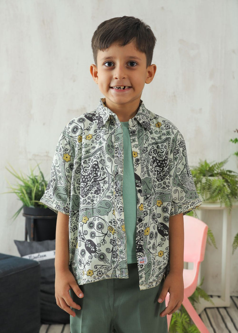 Boys' regular fit olive printed shirt with button-down front