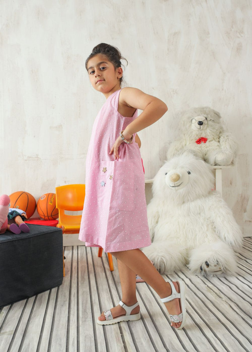 Girl's dress in pink with flower details and handy side pockets