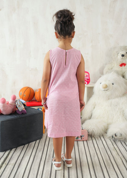 Girl's dress in pink with flower details and handy side pockets