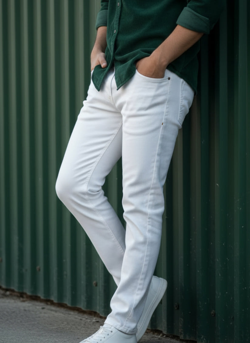 Straight fit men’s jeans in bright white with stretch fabric and modern tailored look