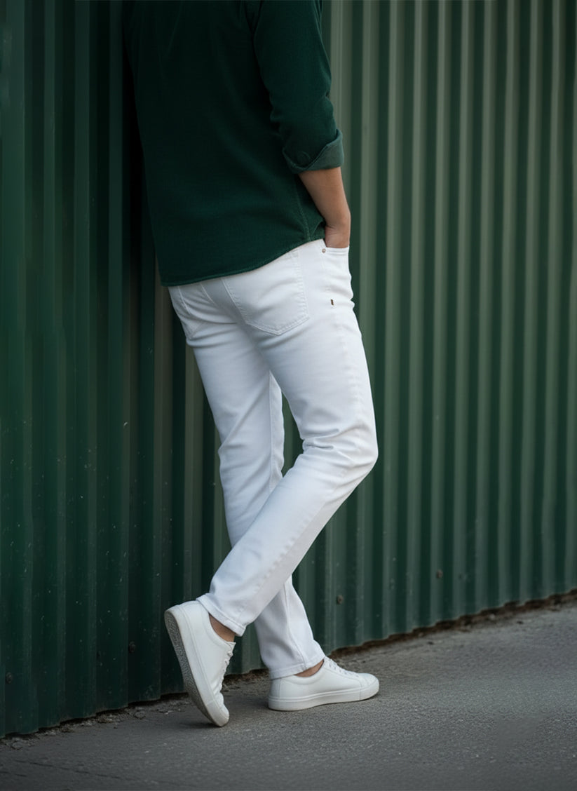 Straight fit men’s jeans in bright white with stretch fabric and modern tailored look