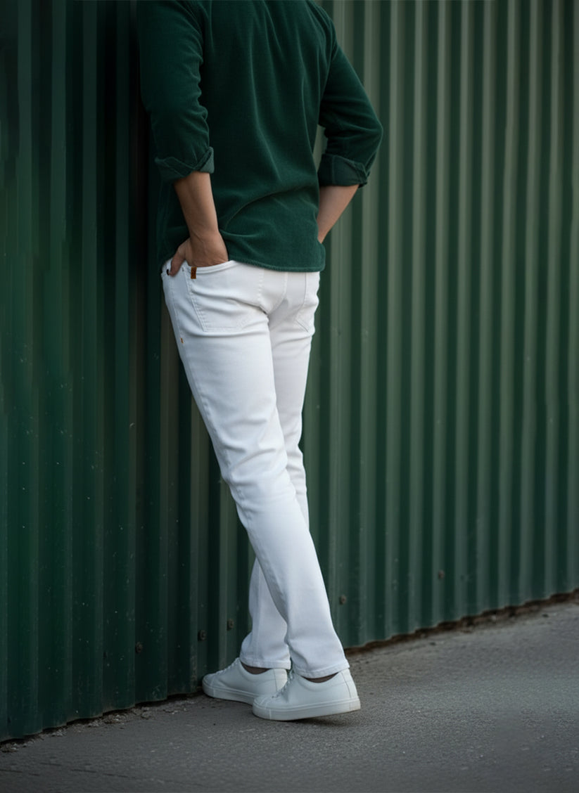 Straight fit men’s jeans in bright white with stretch fabric and modern tailored look