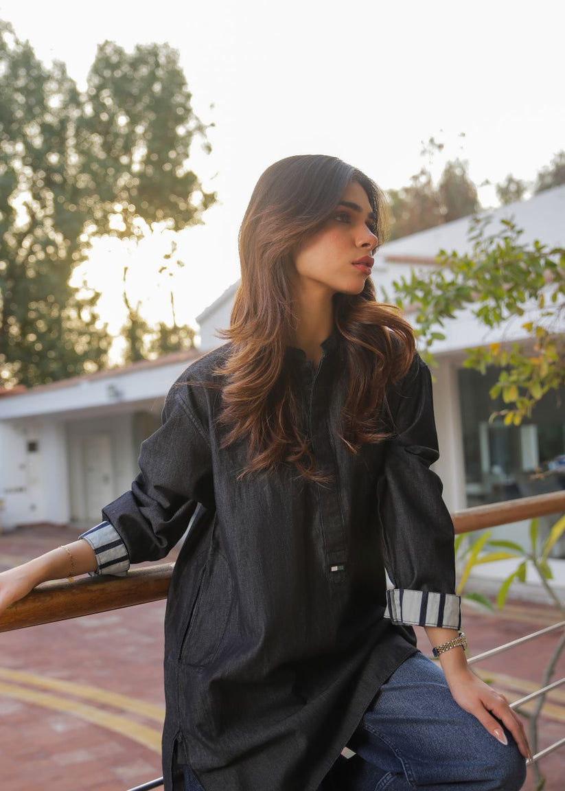 Women's kurta in charcoal gray with a round neckline and sleeve details