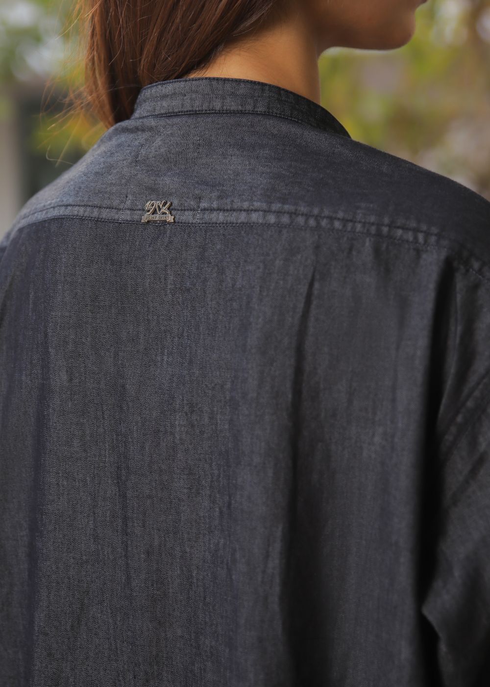 Women's kurta in charcoal gray with a round neckline and sleeve details