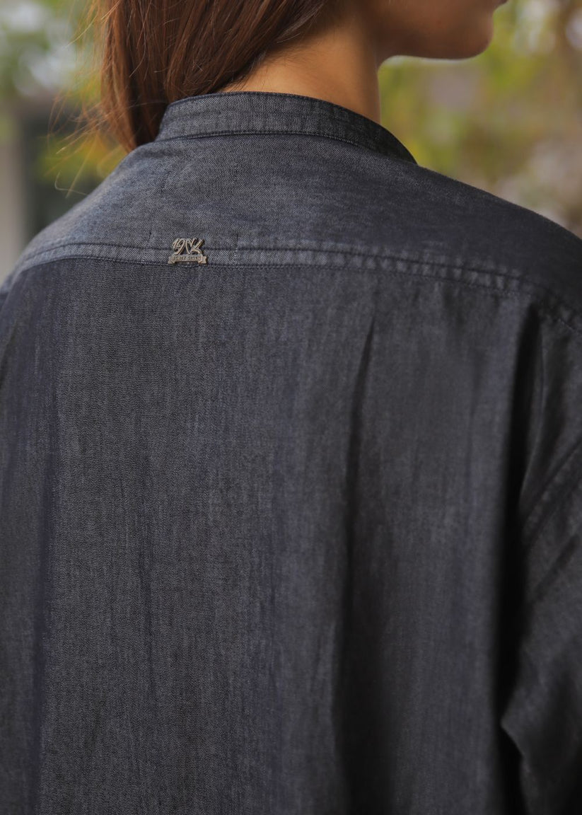 Women's kurta in charcoal gray with a round neckline and sleeve details