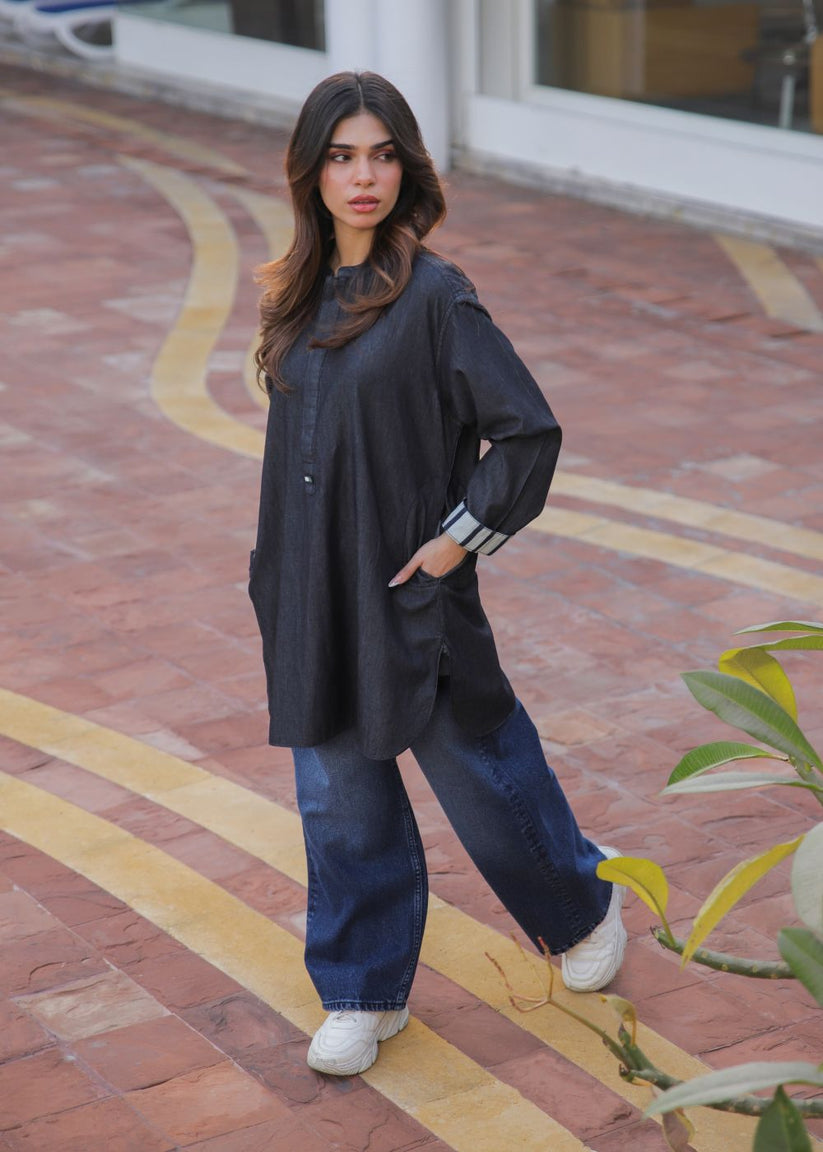 Women's kurta in charcoal gray with a round neckline and sleeve details