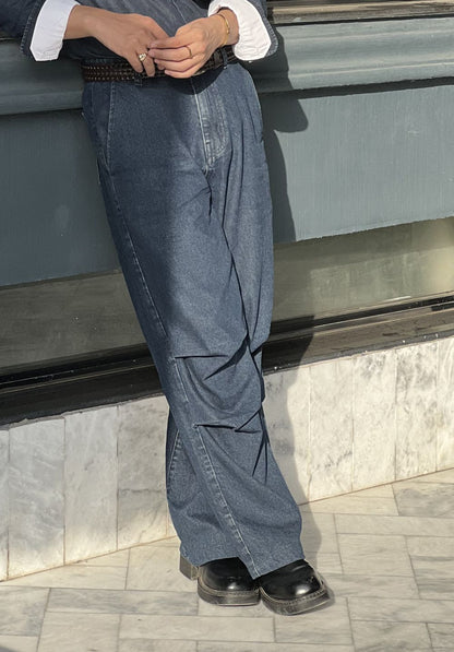 Men’s relaxed fit dark blue jeans with wide leg design