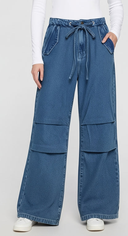 Women's Pleated Jeans in Mid Blue
