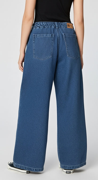 Women's Pleated Jeans in Mid Blue