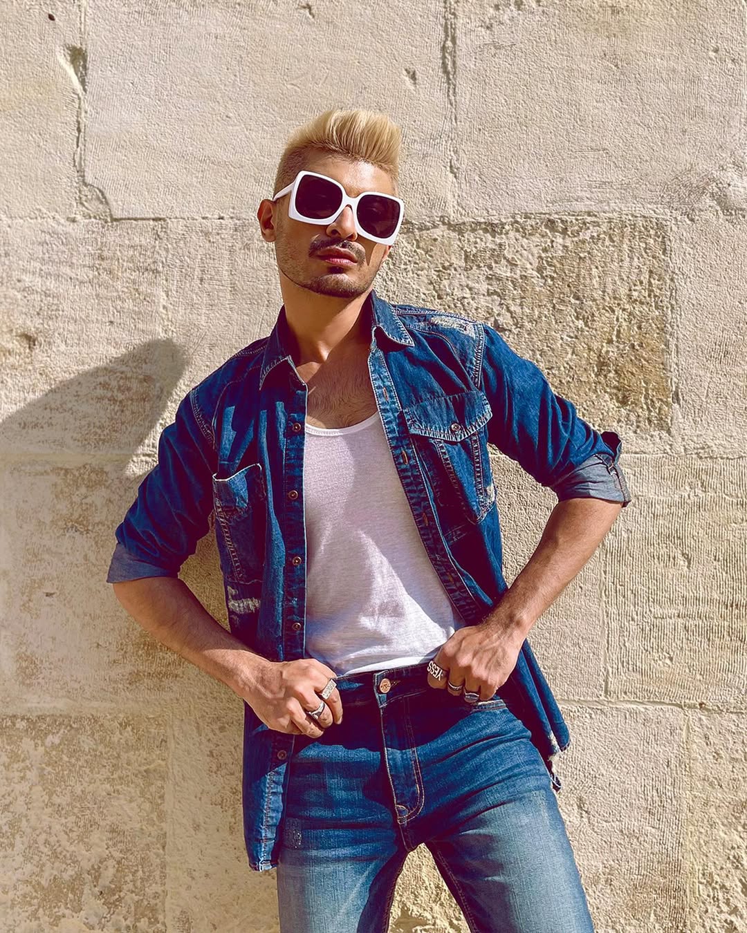 Men’s skinny fit dark blue ripped jeans with distressed knee detailing