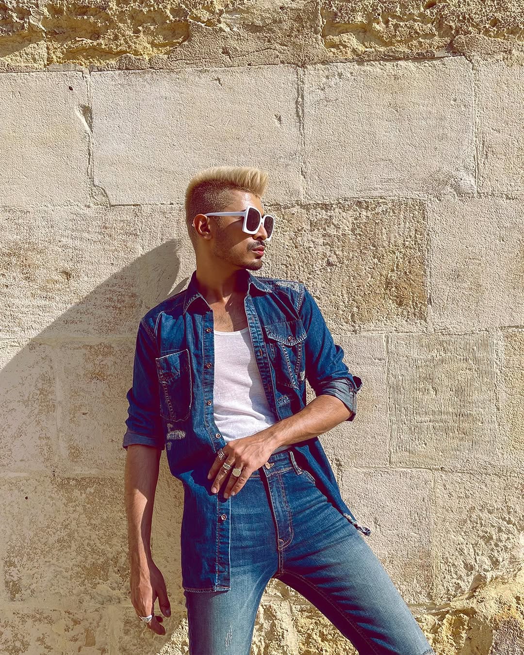Men’s skinny fit dark blue ripped jeans with distressed knee detailing