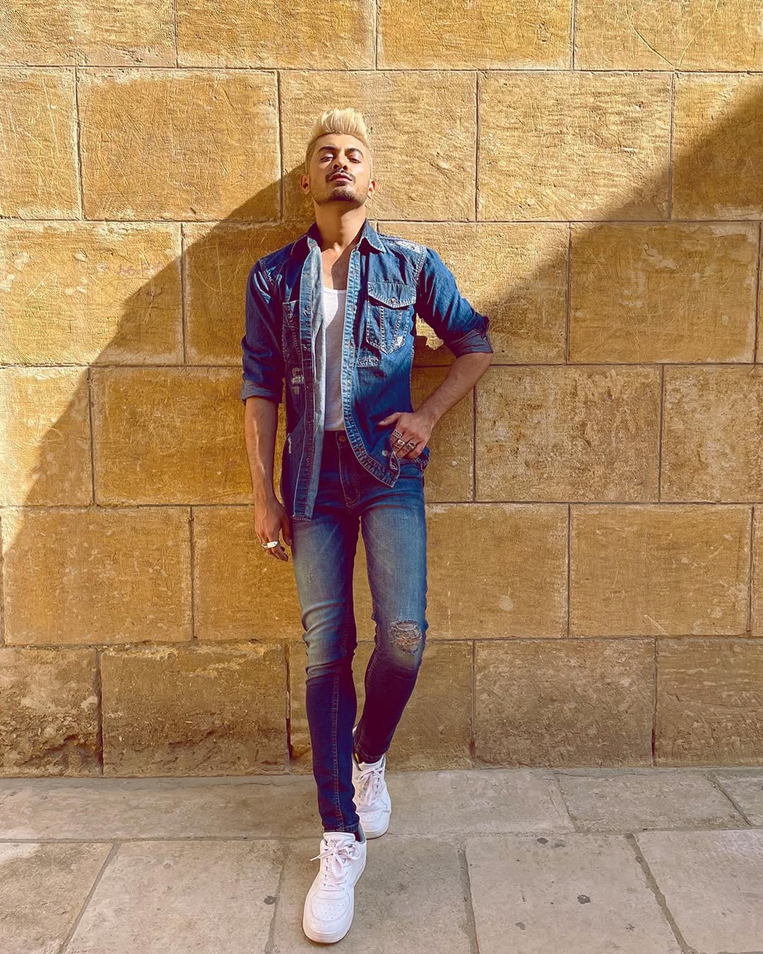 Men’s skinny fit dark blue ripped jeans with distressed knee detailing