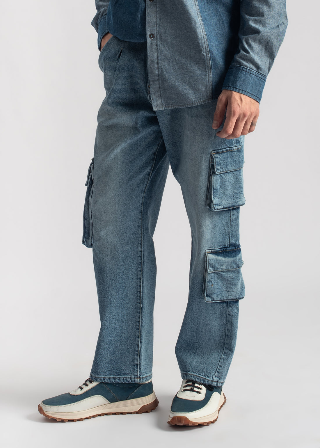 Men’s relaxed fit blue cargo pants with three utility pockets
