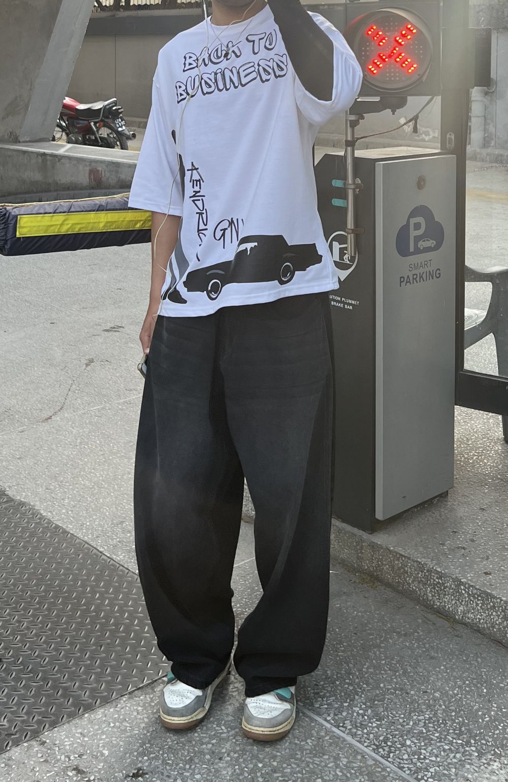 Men’s oversized fit black wide leg jeans with flowy silhouette