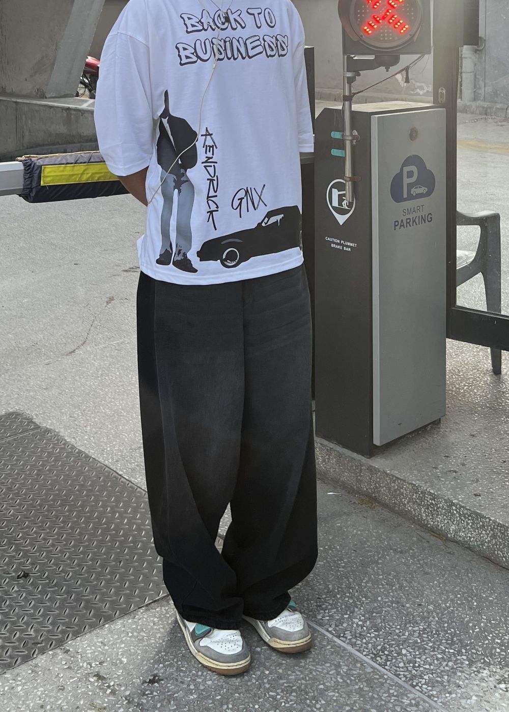 Men’s oversized fit black wide leg jeans with flowy silhouette
