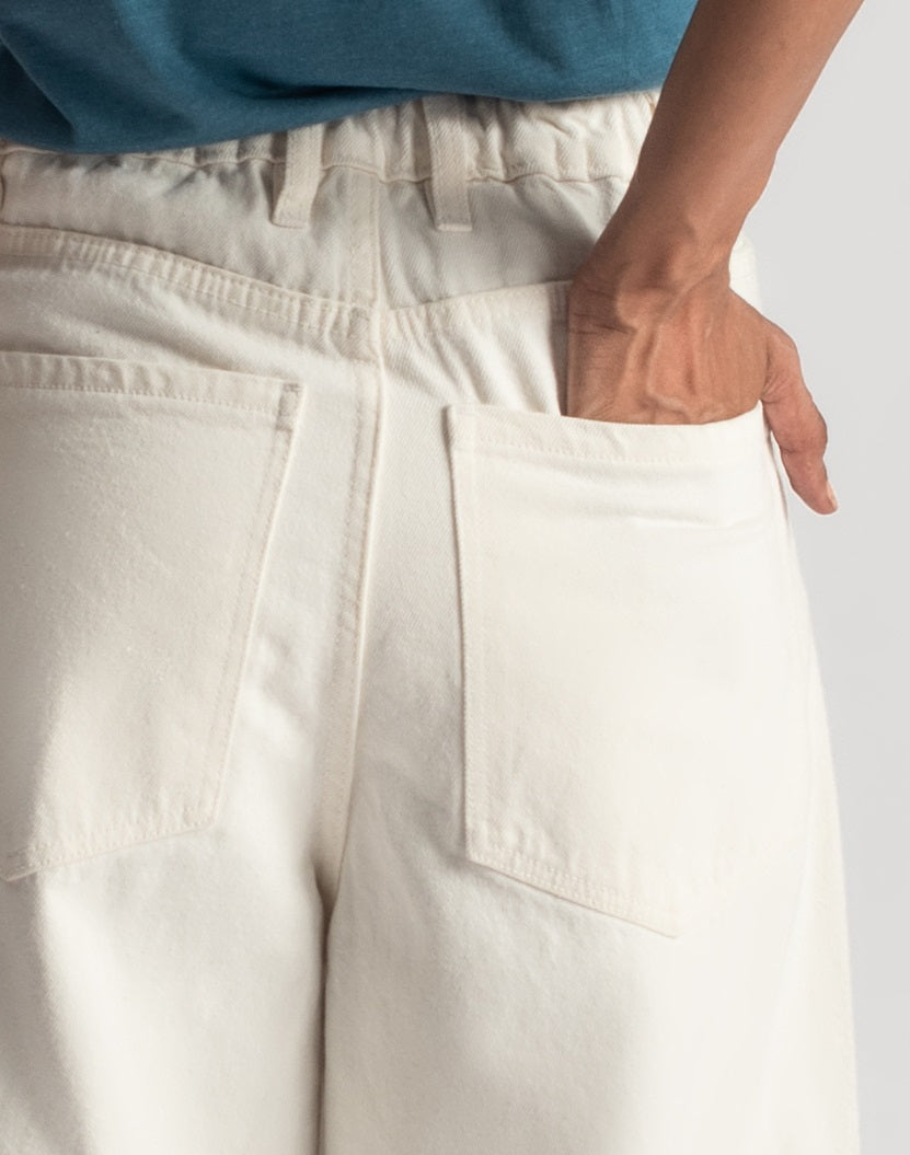 Relaxed-Fit Women's Skater Jeans in White with a Modish Denim Washed Finish