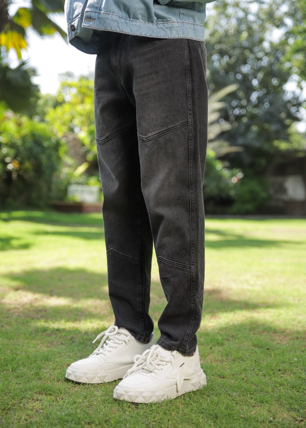 Black loose fit jeans men wide leg solid color minimal streetwear outdoor outfit