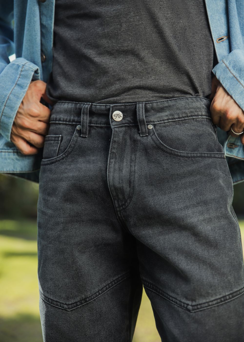 Black loose fit jeans men wide leg solid color minimal streetwear outdoor outfit