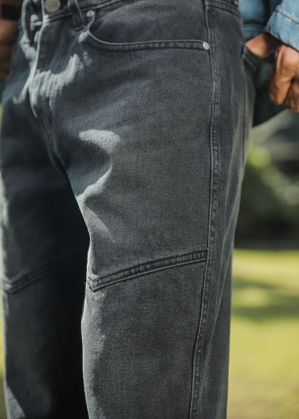 Black loose fit jeans men wide leg solid color minimal streetwear outdoor outfit