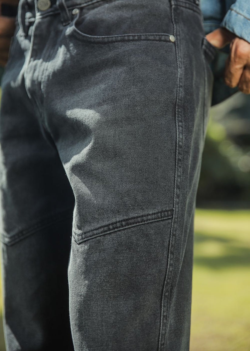 Black loose fit jeans men wide leg solid color minimal streetwear outdoor outfit