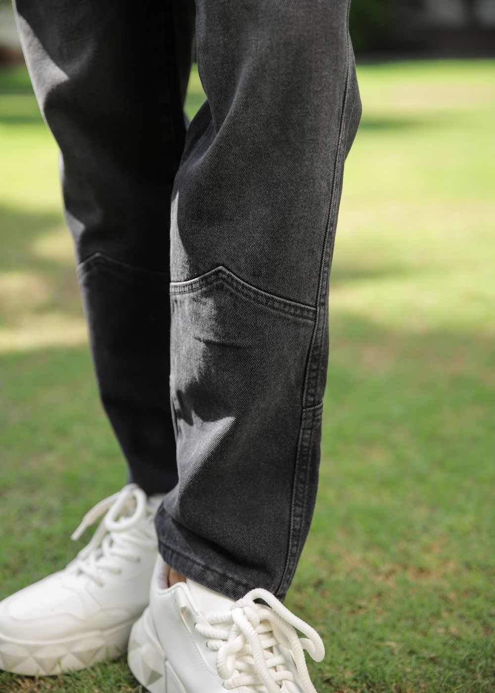 Black loose fit jeans men wide leg solid color minimal streetwear outdoor outfit