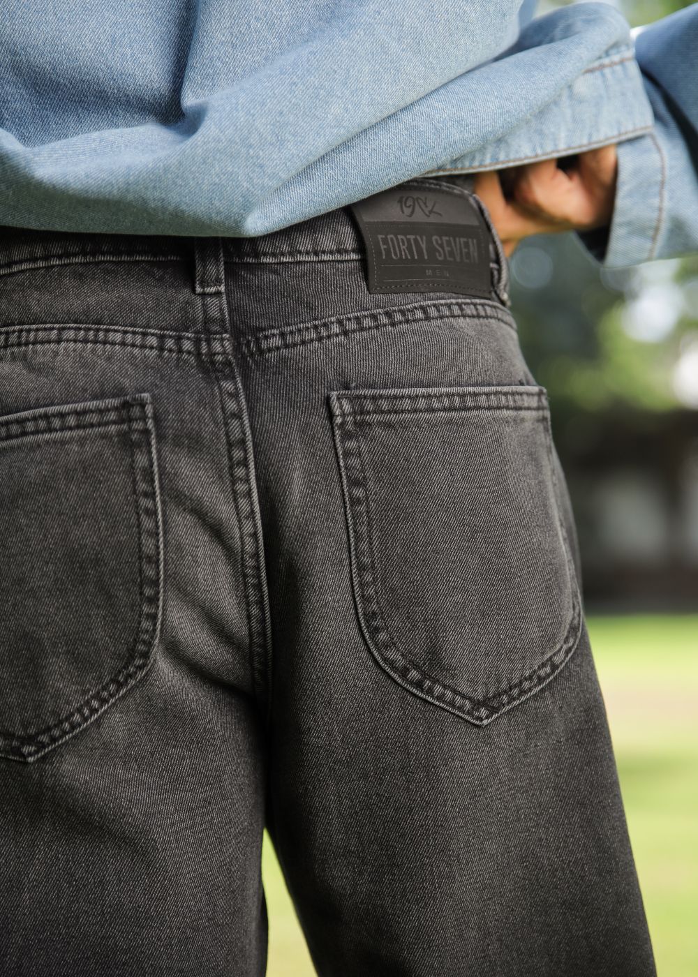 Black loose fit jeans men wide leg solid color minimal streetwear outdoor outfit