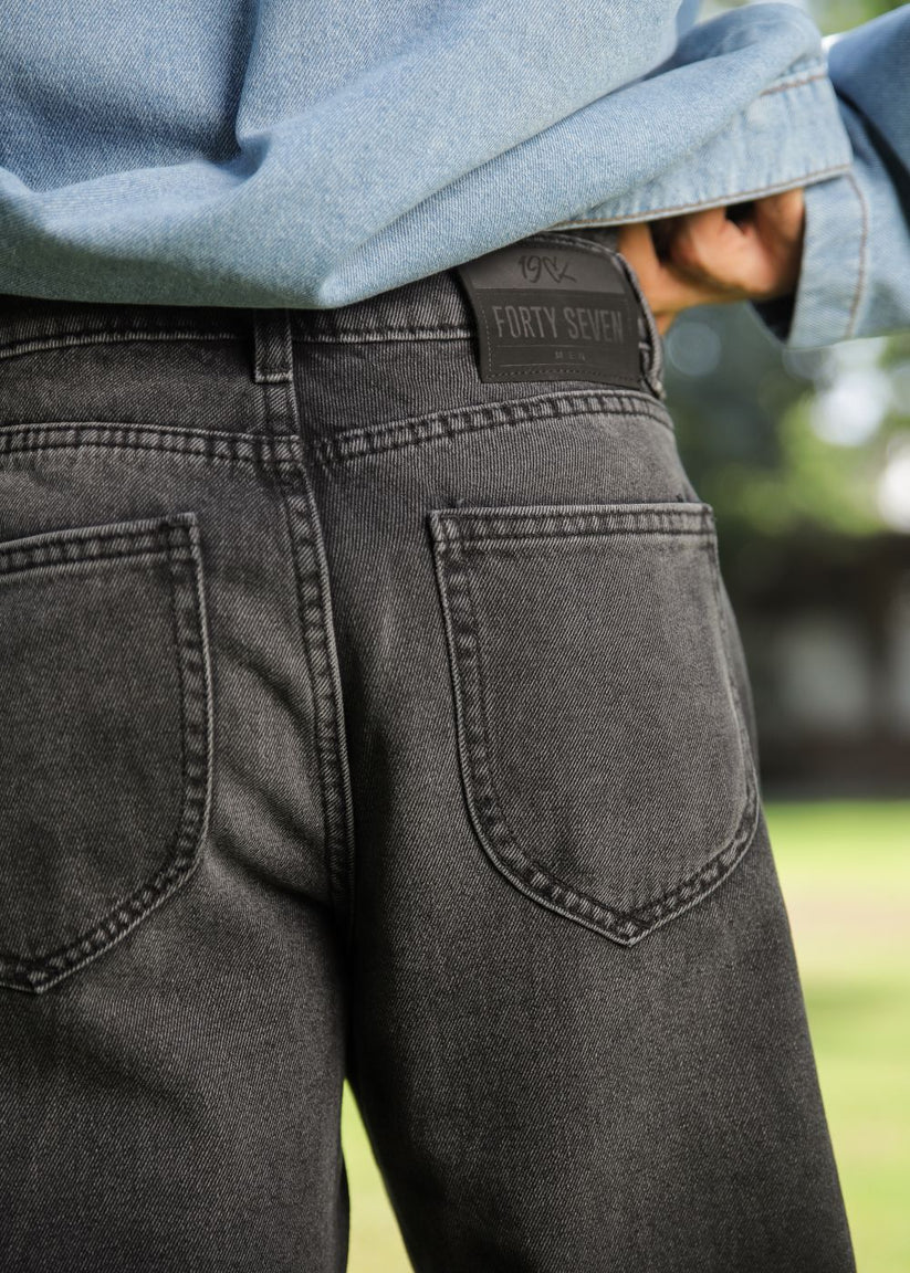 Black loose fit jeans men wide leg solid color minimal streetwear outdoor outfit