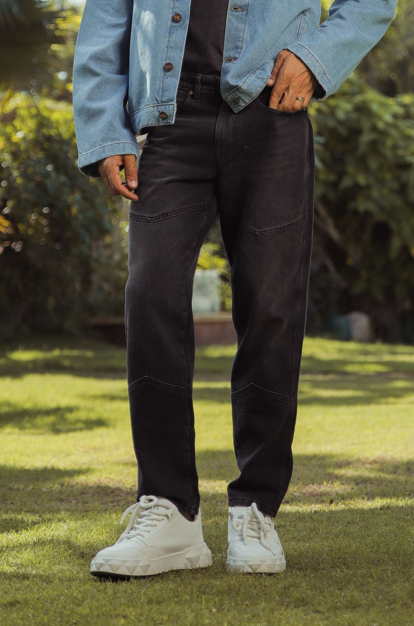 Black loose fit jeans men wide leg solid color minimal streetwear outdoor outfit