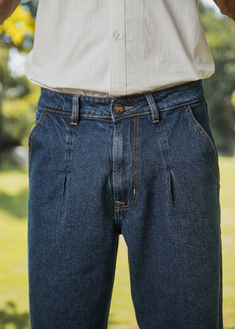 Men’s relaxed fit dark blue pleated jeans with urban style detailing