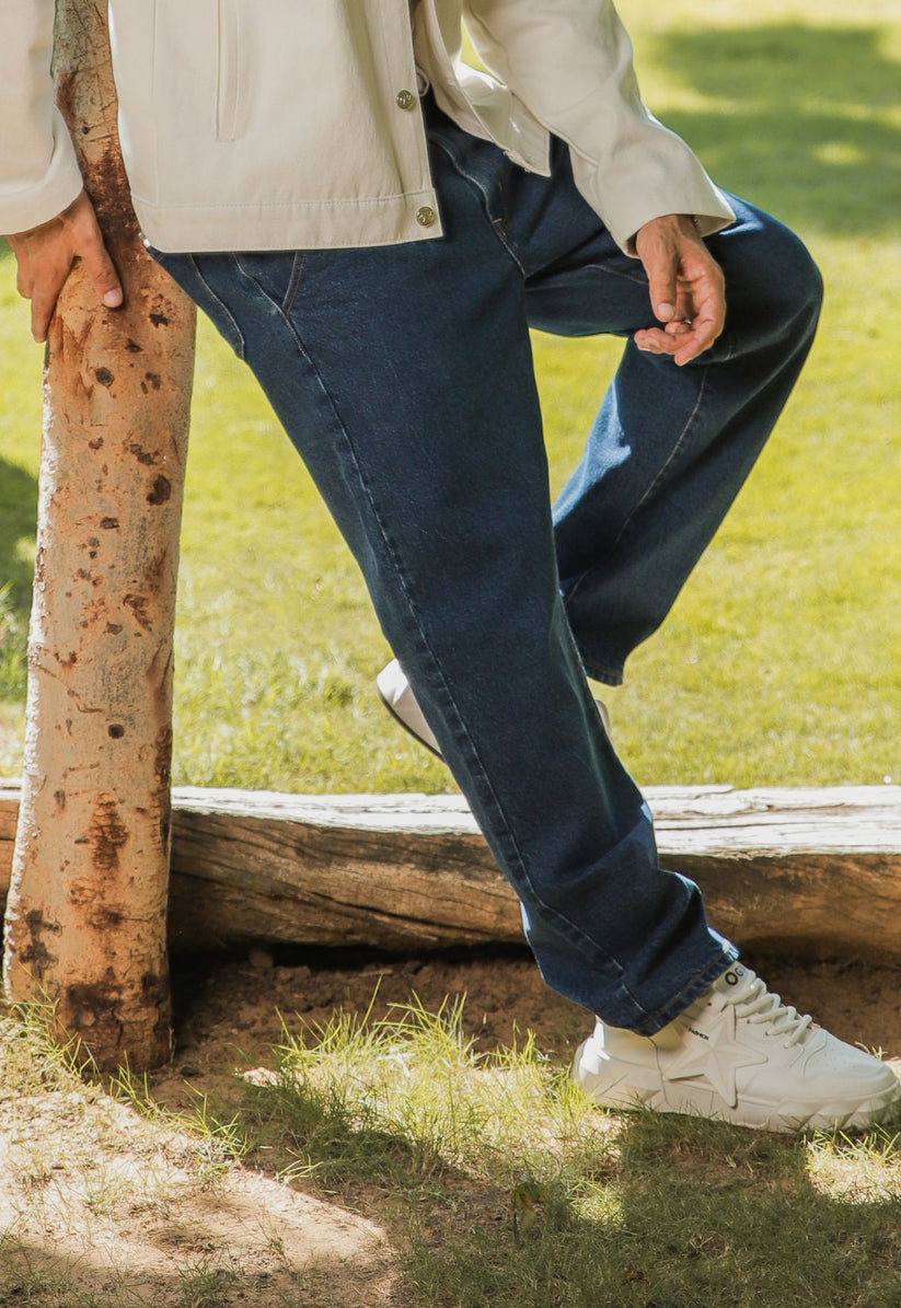 Men’s relaxed fit dark blue pleated jeans with urban style detailing