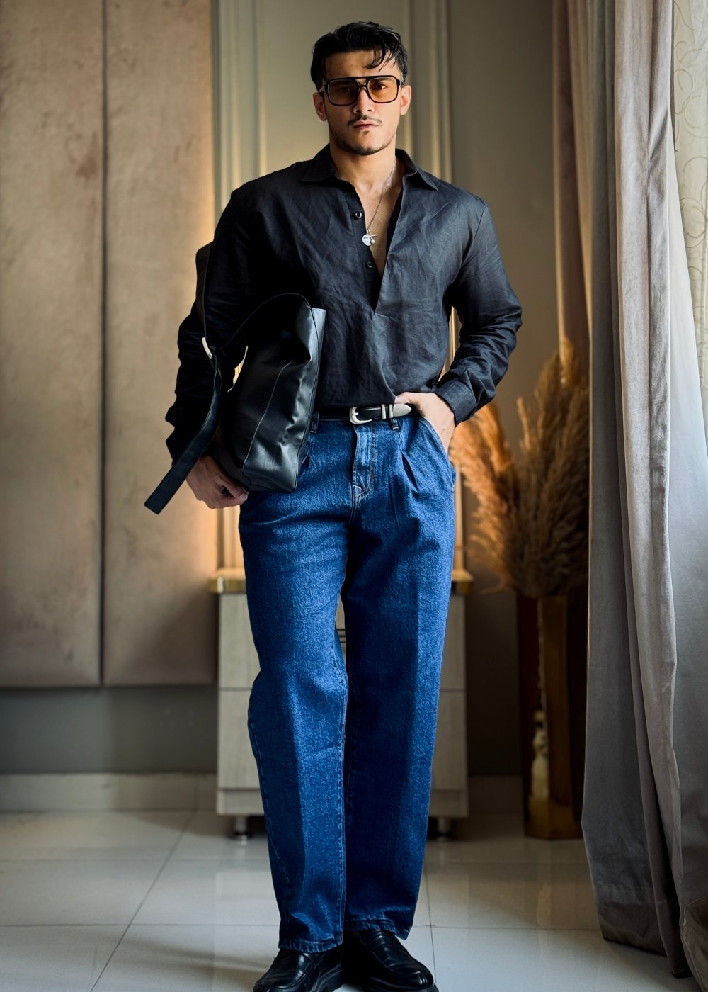Men’s relaxed fit dark blue pleated jeans with urban style detailing