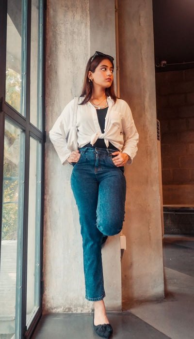 Women's Straight Fit Jeans with a High, Rounded Waist and Pleats 