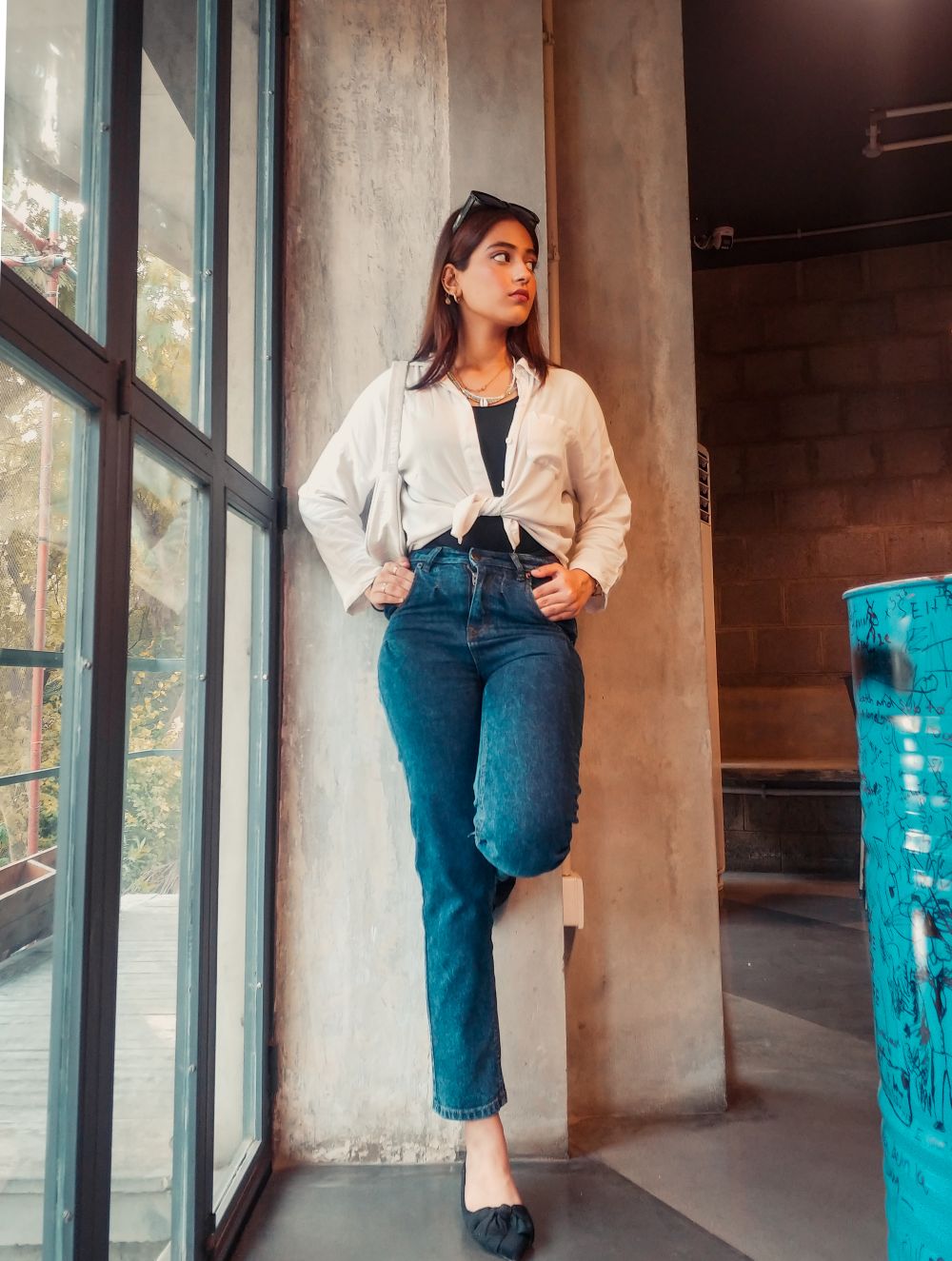 Women's Straight Fit Jeans with a High, Rounded Waist and Pleats 