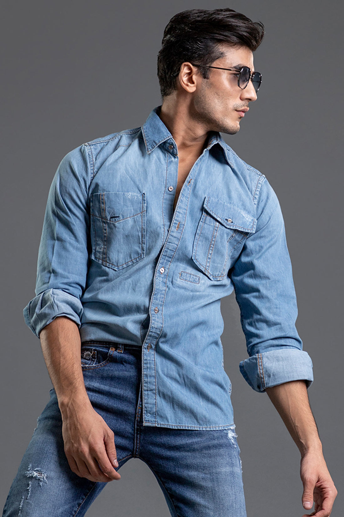 Men's light blue casual shirt with regular fit and versatile everyday wear