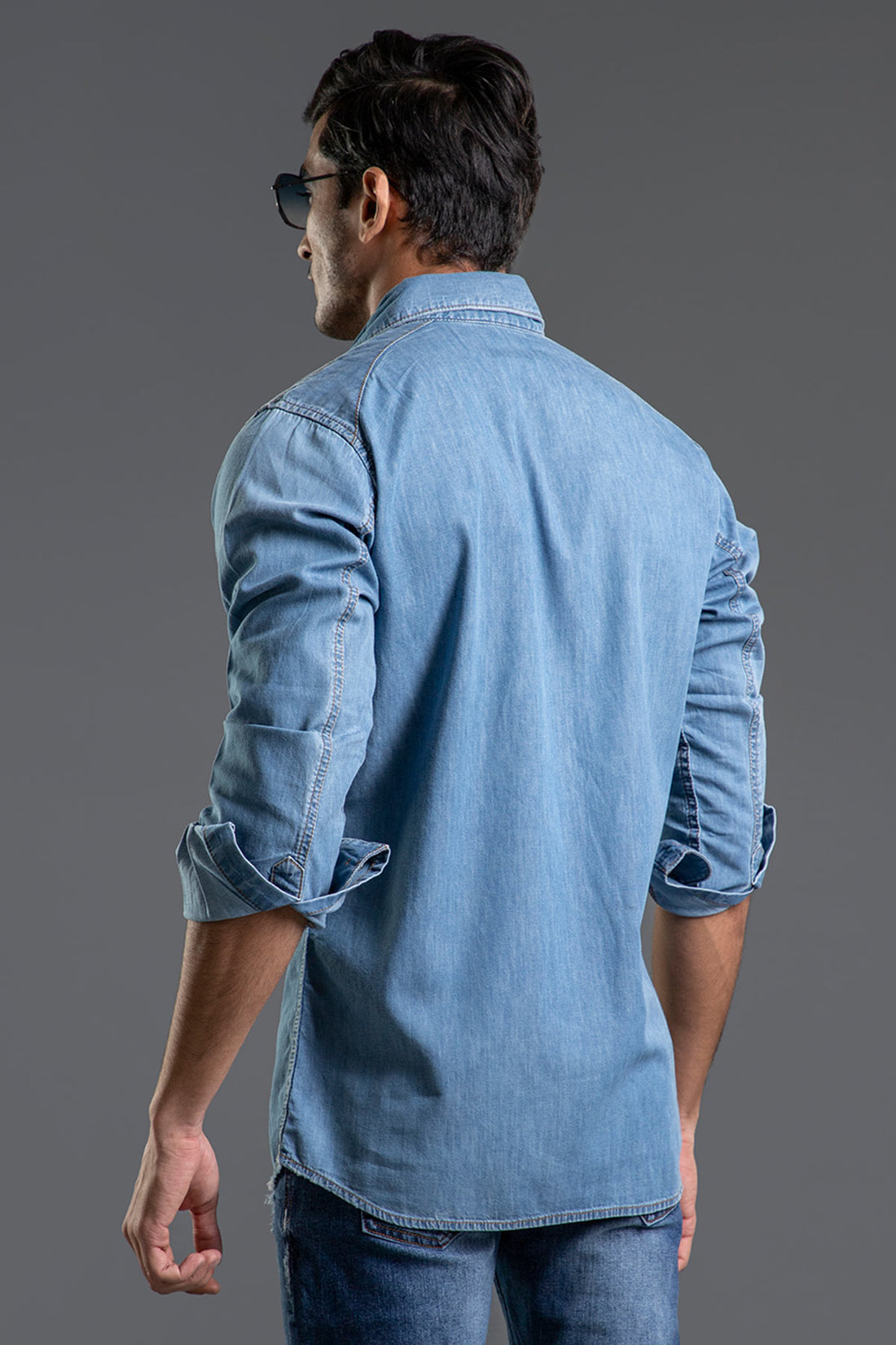 Men's light blue casual shirt with regular fit and versatile everyday wear